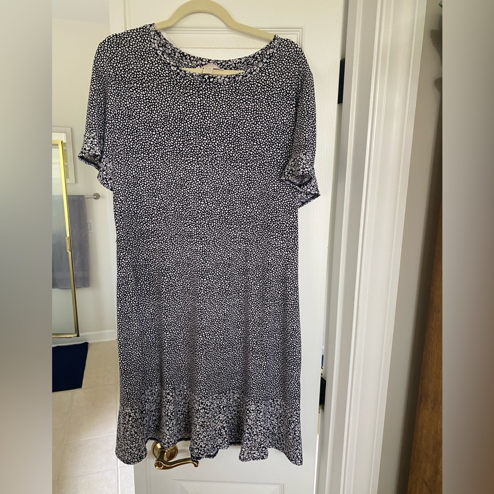 Michael Kors cute black/white dress/ruffled sleeves and bottom of dress